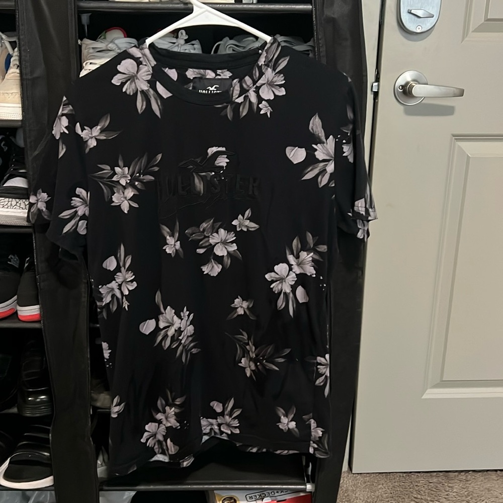 Hollister floral tshirt